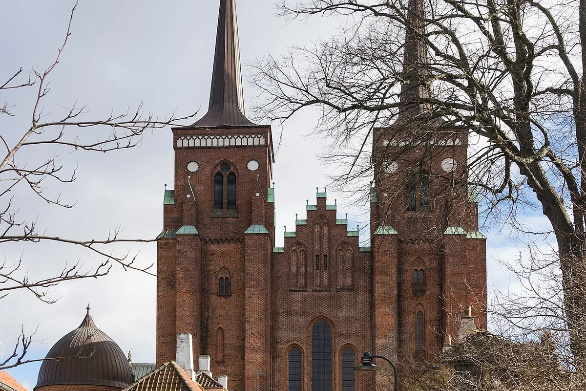 Dom zu Roskilde zwischen historischen Häusern